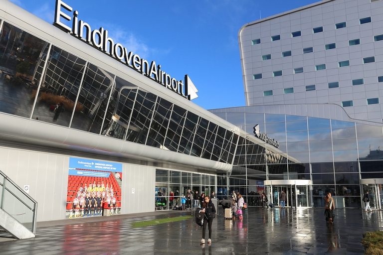 Steeds meer vluchten Schiphol en Eindhoven vertraagd