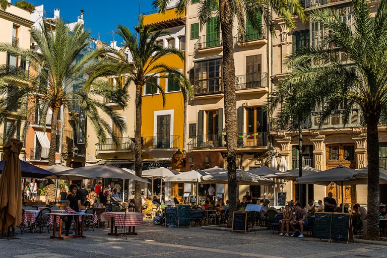 Horeca op Mallorca doet blote borst en voetbalshirt in de ban