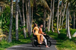 Koppel op scooter op Bali Indonesie