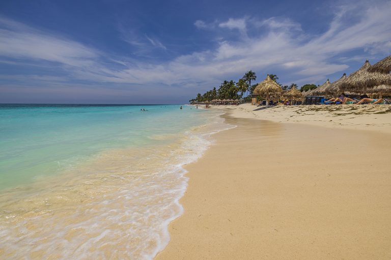 Eagle Beach op Aruba is volgens Tripadvisor het beste strand in het Caribisch gebied