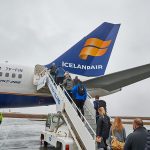 IcelandAir passagiers stappen in luchtvaart