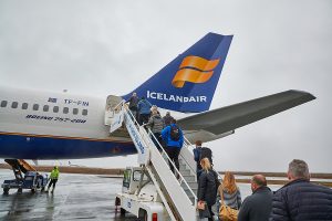 IcelandAir passagiers stappen in luchtvaart