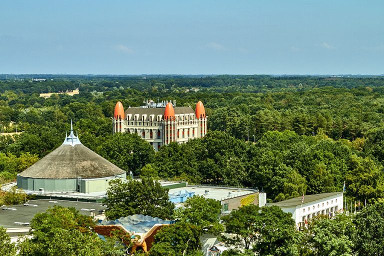 Complete renovatie buitenkant Efteling Hotel tijdens zomermaanden