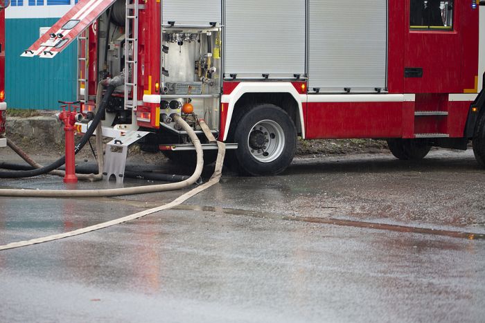 Heftige brand rieten dak van bekende Haagsche Bluf cafe