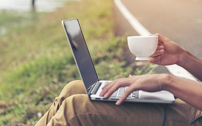 Je laptop uit je tas tijdens het inchecken: waarom moet dat eigelijk?