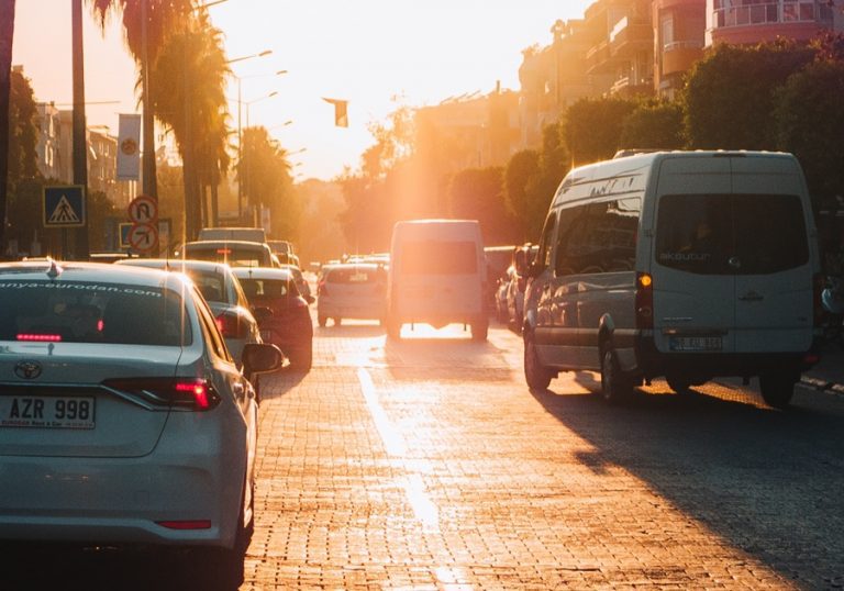 Antalya worstelt met keerzijde toenemend aantal toeristen: urenlange verkeersopstoppingen