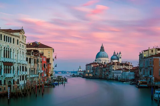 Venetië gaat grote groepen toeristen en luidsprekers voortaan weren
